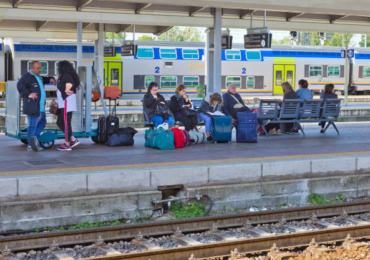 Image qui représente les grèves des transports avec des passagers qui attendent le train