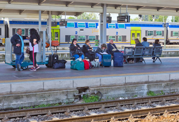 Image qui représente les grèves des transports avec des passagers qui attendent le train