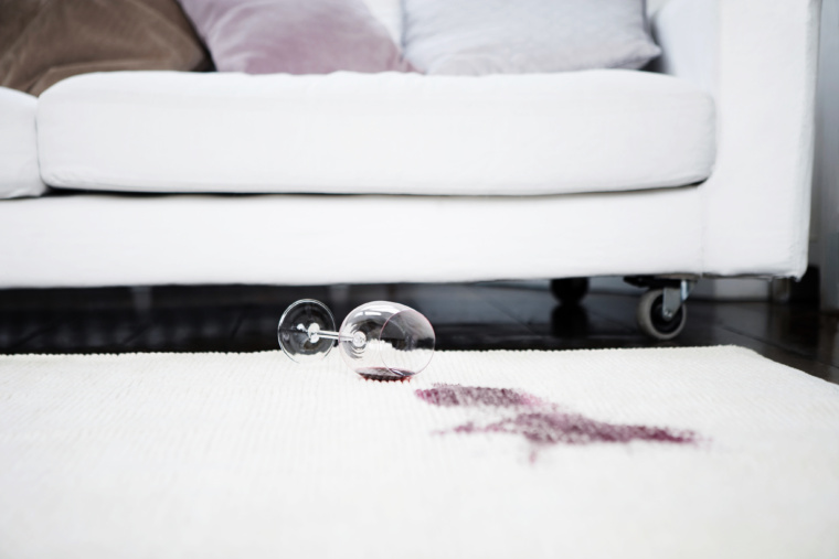 Dans une location courte durée, un verre de vin tâche le tapis blanc et cela devient un dommage difficile à résoudre